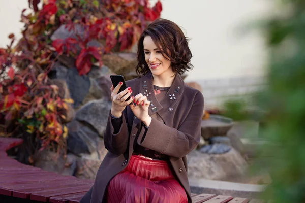 Belle Femme Milieu Ade Utilisant Smartphone Tout Étant Assis Sur — Photo