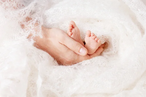 Nogi Dziecka Rękach Matki Nowo Narodzone Nóżki Kobiecych Ukształtowanych Dłoniach — Zdjęcie stockowe