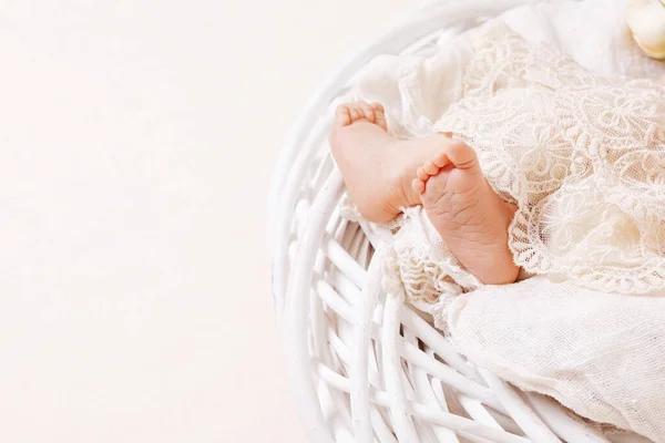 Pasgeboren Baby Voeten Opengewerkte Ruitjes Een Close Foto Kleine Pasgeboren — Stockfoto