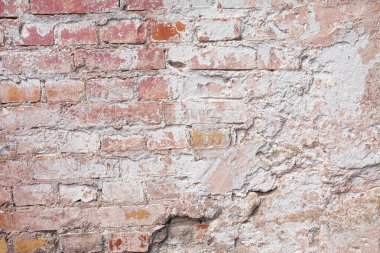 Boş eski tuğla duvar dokusu. Boyanmış pis duvar yüzeyi. Grunge kırmızı duvar arkaplanı. Hasarlı alçıyla eski püskü bina cephesi. Soyut web afişi. Boşluğu Kopyala.