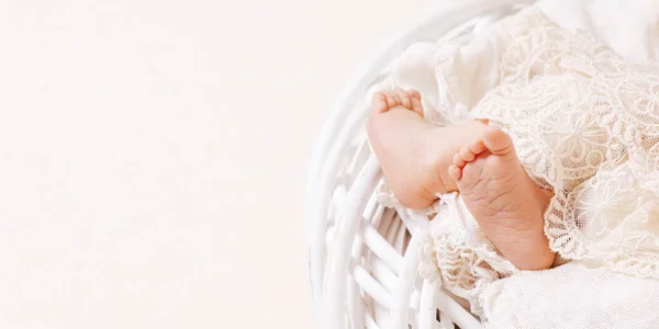 Pasgeboren Baby Voeten Opengewerkte Ruitjes Een Close Foto Kleine Pasgeboren — Stockfoto