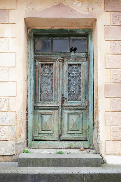 Vintage Porte Legno Verde Con Reticolo Metallico Costruito Casa Pietra — Foto Stock