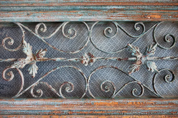 Shabby Scuro Dipinto Porta Incorniciata Legno Con Antiche Griglie Metalliche — Foto Stock