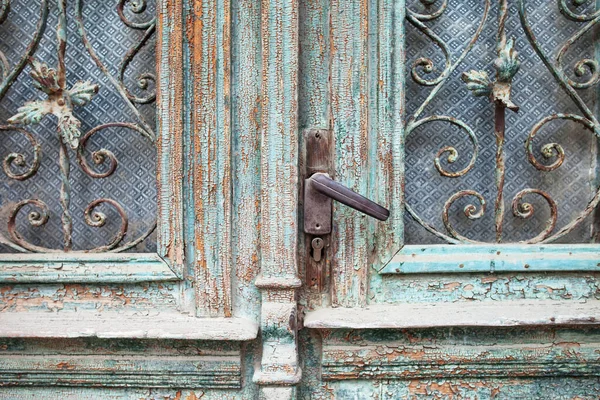 Eski Kapı Kolu Yakın Eski Ahşap Bir Kapının Metal Sapı — Stok fotoğraf