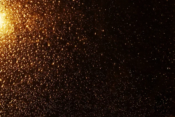 Water Druppels Een Raam Glas Regen Gouden Zonsondergang Zonsopkomst Donkere — Stockfoto