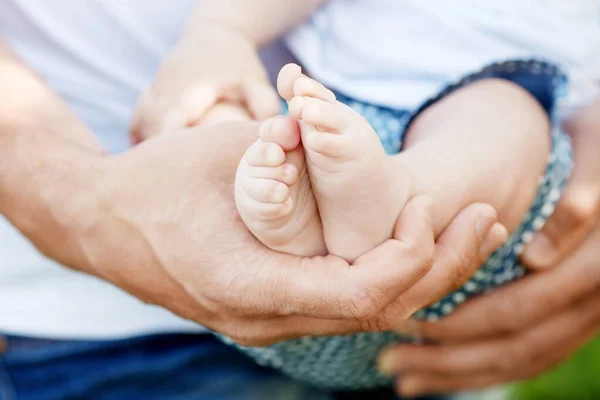 Baby Voeten Vader Handen Kleine Kindervoeten Mannelijke Handen Close Buiten — Stockfoto