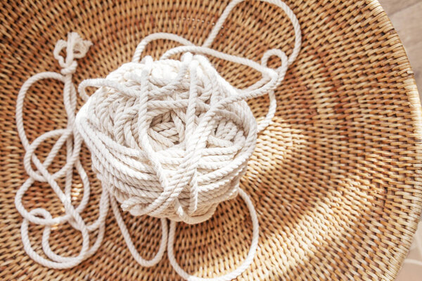 Хлопковую веревку для ручной работы макраме в плетеной корзине. Женское хобби. Копирование пространства