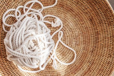 El yapımı makrome için dokuma sepetinde pamuk ip. Kadın hobisi. Boşluğu kopyala