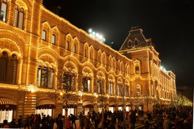 Kızıl Meydan 'da yılbaşı ve yılbaşı için kutlama ışıkları ve dekorasyonlar. Moskova, Rusya 'da GUM ön cephesinde sarı ışıklar parlıyor. Moskova 'nın gece manzarası