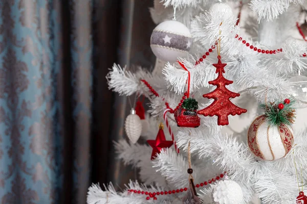 Festliches Spielzeug Auf Einem Weißen Weihnachtsbaum Weihnachten Und Neujahr Kopierraum — Stockfoto