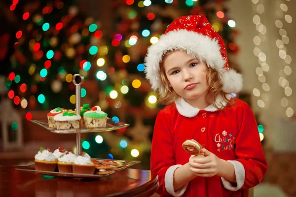 Veselé Vánoce Malá Hezká Dívka Klobouku Drží Talíř Sušenkami Bonbóny — Stock fotografie