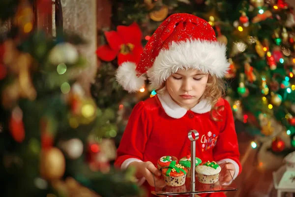 Veselé Vánoce Malá Hezká Dívka Klobouku Drží Talíř Sušenkami Bonbóny — Stock fotografie