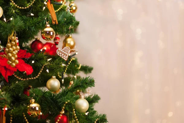 Weihnachtsbaum Und Weihnachtsschmuck Auf Dem Hintergrund Von Entschärftem Licht — Stockfoto