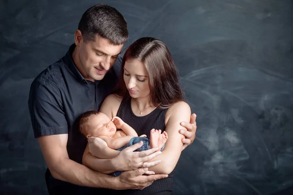 Padres Felices Sosteniendo A Una Linda Recien Nacida Mama Papa Y Bebe Primer Plano Retrato De Familia Sonriente Con Recien Nacido En Las Manos Concepto De Familia Feliz Pareja Hogar Padres Felices Sosteniendo A Una Linda Recien Nacida Mama Papa Y Bebe Primer Plano Retrato De Familia Sonriente Con Recien Nacido En Las Manos Concepto De Familia Feliz Pareja Hogar