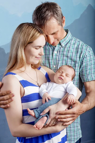 Padres Felices Sosteniendo A Una Linda Recien Nacida Mama Papa Y Bebe Primer Plano Retrato De Familia Sonriente Con Recien Nacido En Las Manos Concepto De Familia Feliz Esposa Chico