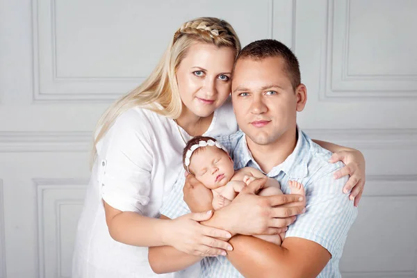 Padres Felices Sosteniendo A Una Linda Recien Nacida Mama Papa Y Bebe Primer Plano Retrato De Familia Sonriente Con Recien Nacido En Las Manos Concepto De Familia Feliz Pareja Hogar
