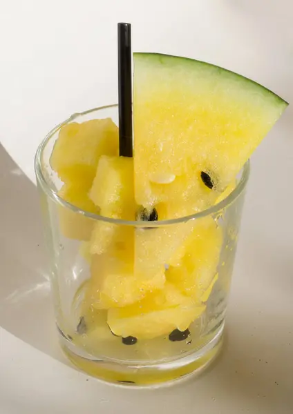Gelbe Wassermelone im Glas mit Scheiben für Wassermelonen-Diät — Stockfoto