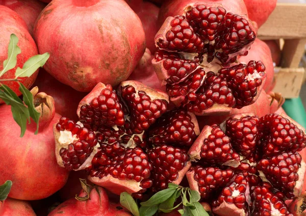 Ripe red pomegranates on the market counter — Stock Photo, Image