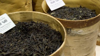 Çiçek açan Sally, çiçekli ve dutlu çay yapmak için bir karışım.