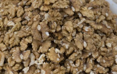 Çiftçi pazarında taze ceviz satılıyor.