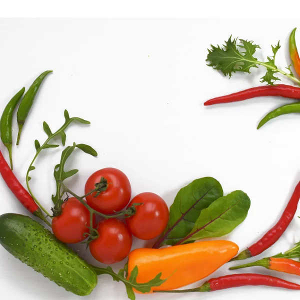 Une alimentation saine légumes frais plat reposait isolé sur blanc. Tomate, poivron, concombre, ruccola, mangue. Copier espace texte carré bannière modèle — Photo