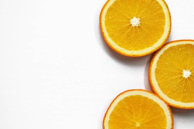Beyaz zemin üzerine portakal dilimleri. Tropikal parlak sulu meyve vejetaryen sağlıklı beslenme düz yatıyordu afiş