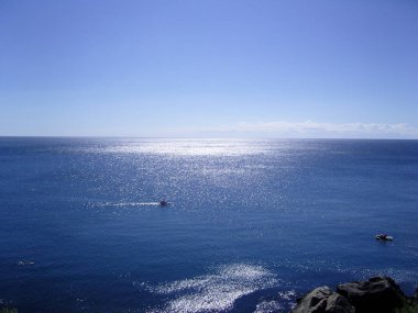 Güzel derin mavi deniz manzarası. Parlak güneşli hava rahatlatıcı deniz tekne tatil. Renkli duvar kağıdı doğa yaz panoramik görünümü. Ufuk üzerinde Clear gökyüzü okyanus güneş yansıma