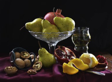 Nar, limon, bir bardak şarap, armut, cevizle natürmort. Karanlık gölgeler, Hollandalı sanatçılar tarzında meyveler. Eski eski Avrupa resmine benziyor. Perpery kumaş, koyu arka plan