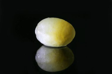 Donmuş yumurta siyah arkaplandaki buzlu dokuyu fotokopi alanı ile kapat.