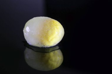 Donmuş yumurta siyah arkaplandaki buzlu dokuyu fotokopi alanı ile kapat.