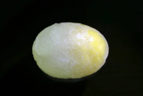 Huevo Congelado Cerrar Textura Helada Sobre Fondo Negro Con Espacio — Foto de Stock