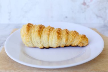 Vanilyalı pasta ya da vanilyalı muhallebi. Kremayla doldurulmuş ev yapımı puf keki.