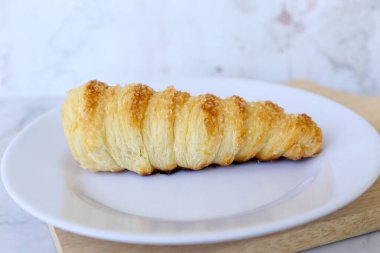 Vanilyalı pasta ya da vanilyalı muhallebi. Kremayla doldurulmuş ev yapımı puf keki.