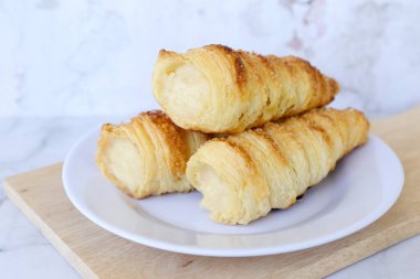 Vanilyalı pasta ya da vanilyalı muhallebi. Kremayla doldurulmuş ev yapımı puf keki.