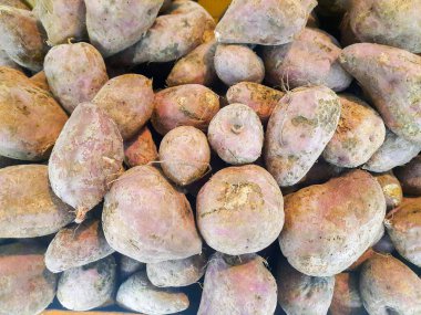 Piyasada bir yığın altın tatlı patates