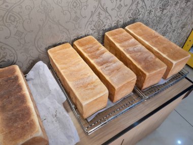 Ekmeği dilimlemeye hazırlanan uzun tost.