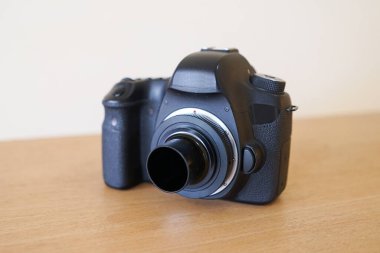 Astrofotoğrafçılık için uydu teleskopuna T halkası montaj adaptörlü DSR veya aynasız kamera