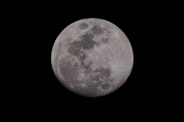 Dolunay tutulması tam ay tutulması gece karanlığında parlıyor. Dolunay dokusunu kapat ve siyah arkaplanda izole et. Astrofotoğrafçılık astronomisi.