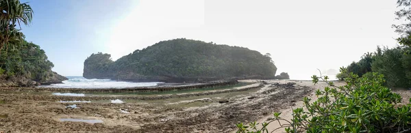 Panorama Pięknej Pianki Morskiej Plaży Batu Bengkung Egzotyczny Raj Malang — Zdjęcie stockowe