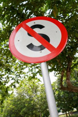 Yolda dur işareti ya da sembol yok. Durma trafik sembolü yok.