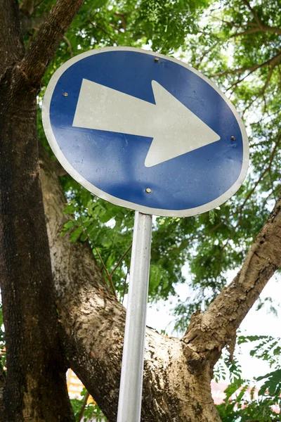 Beyaz Oklu Mavi Yol Işareti — Stok fotoğraf