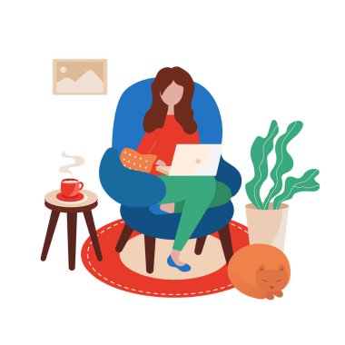 Genç bir kadın dizüstü bilgisayarla rahat koltukta oturuyor. 