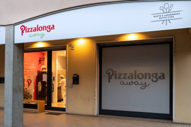 Piove di Sacco, Padua, Veneto, İtalya - 10 Ağustos 2025: Pizzalonga Away pizzacının dışı, içinde şef çalışan, paket yiyecek konsepti