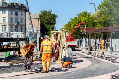 Padua, İtalya - 26 Eylül 2025: Şehir merkezinde tramvay hattı yenileme çalışmaları sırasında inşaat işçileri