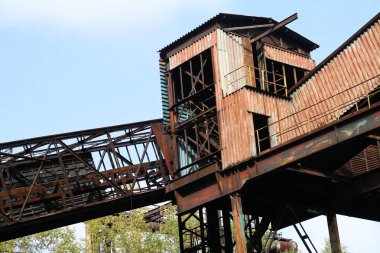 Şimdi endüstriyel serbest zaman park olarak kullanılan terk edilmiş sanayi bölgesi resimden. 