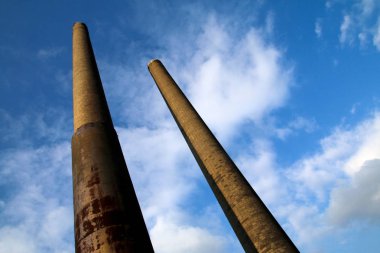 İki eski baca birbirine yakın duruyorsun. 