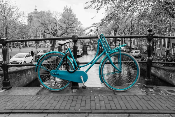 Una Foto Una Solitaria Bici Verde Azul Puente Sobre Canal — Foto de Stock