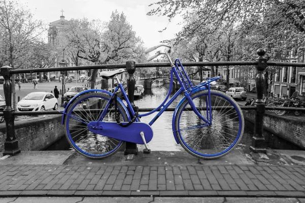 Una Foto Una Solitaria Bici Azul Puente Sobre Canal Ámsterdam — Foto de Stock