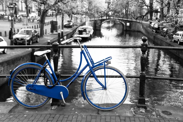 Uma Foto Uma Bicicleta Azul Solitária Ponte Sobre Canal Amsterdã — Fotografia de Stock