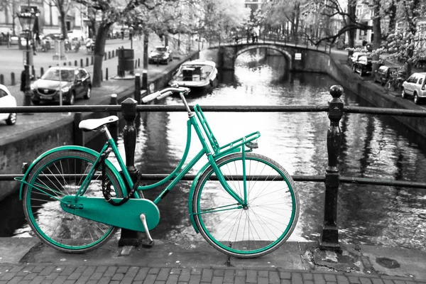 Uma Foto Uma Bicicleta Verde Azul Solitária Ponte Sobre Canal — Fotografia de Stock